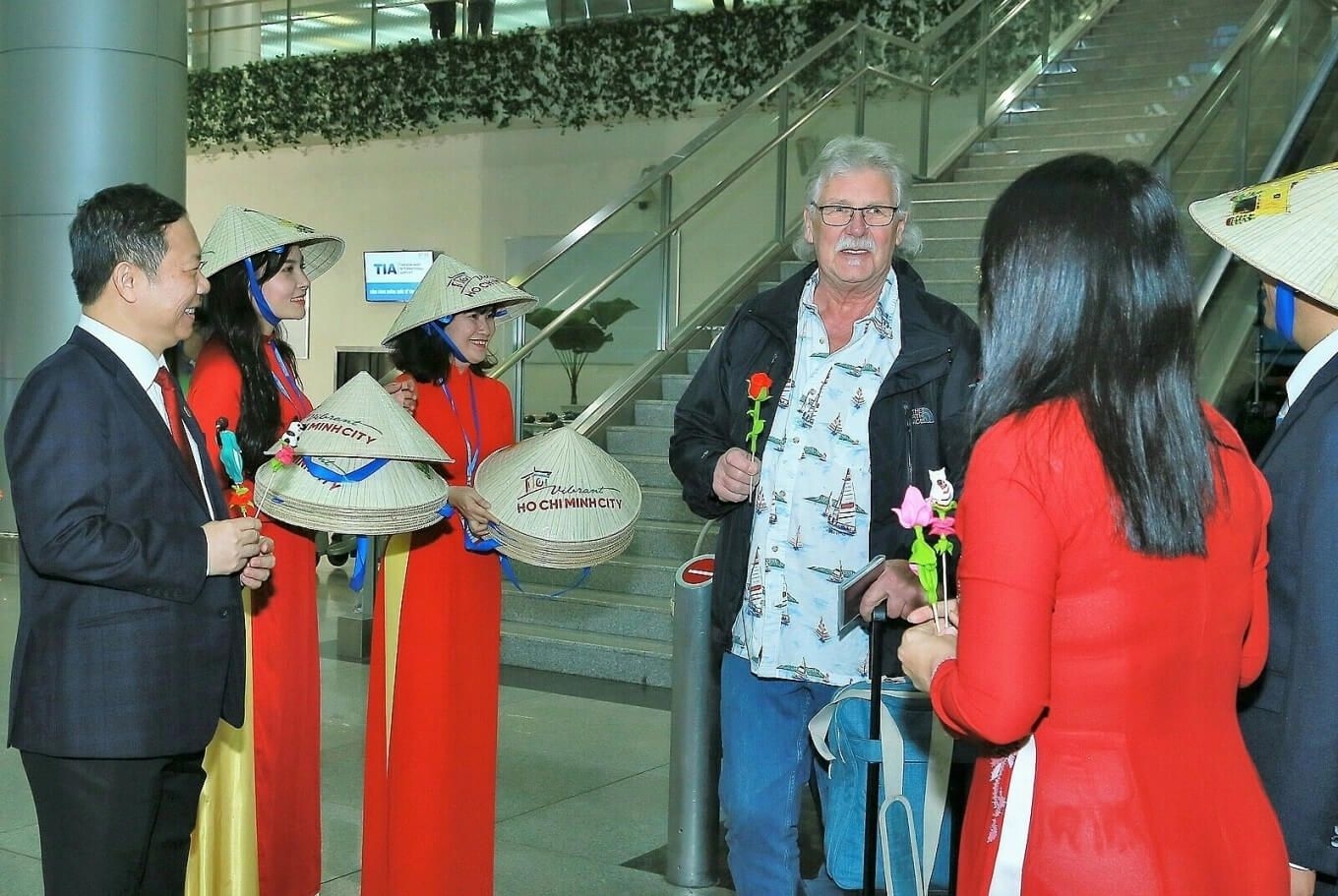 HCMC welcomes first tourist on e-visa.jpg